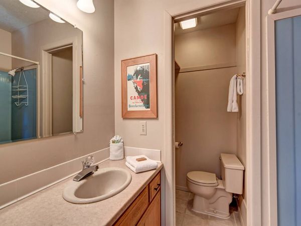 3 plus Den private Mountain Cabin 10 min drive to Main St