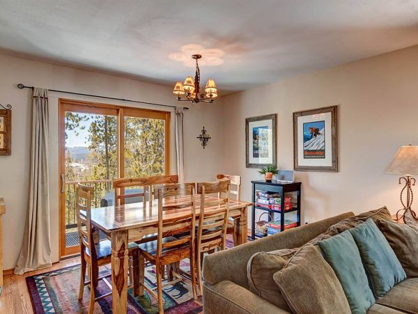 3 plus Den private Mountain Cabin 10 min drive to Main St