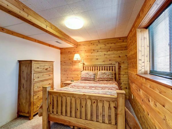 3 plus Den private Mountain Cabin 10 min drive to Main St