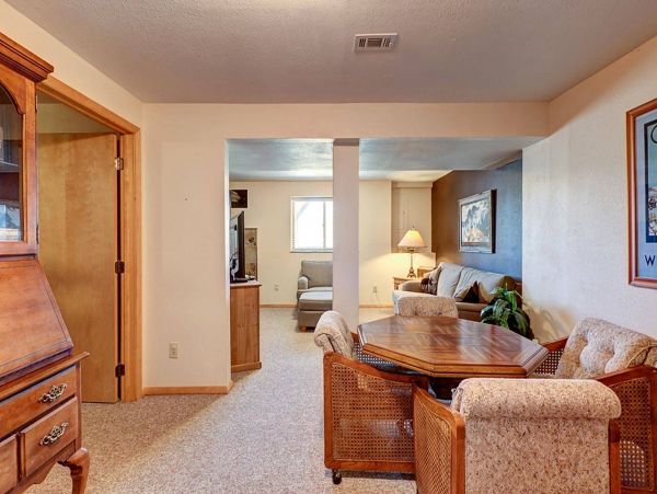 3 plus Den private Mountain Cabin 10 min drive to Main St