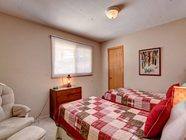 3 plus Den private Mountain Cabin 10 min drive to Main St