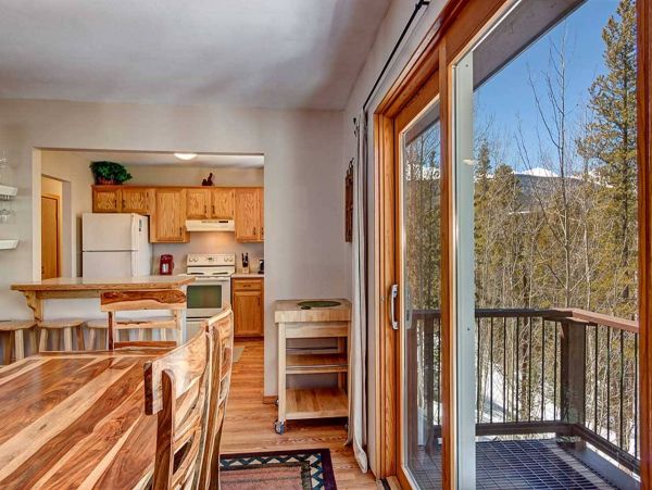 3 plus Den private Mountain Cabin 10 min drive to Main St