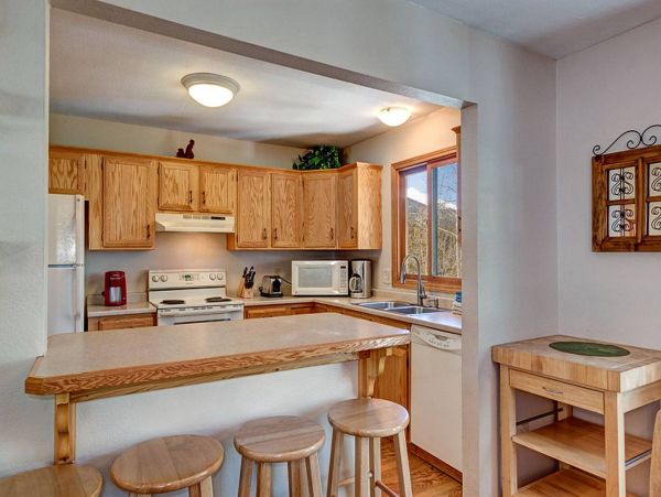 3 plus Den private Mountain Cabin 10 min drive to Main St