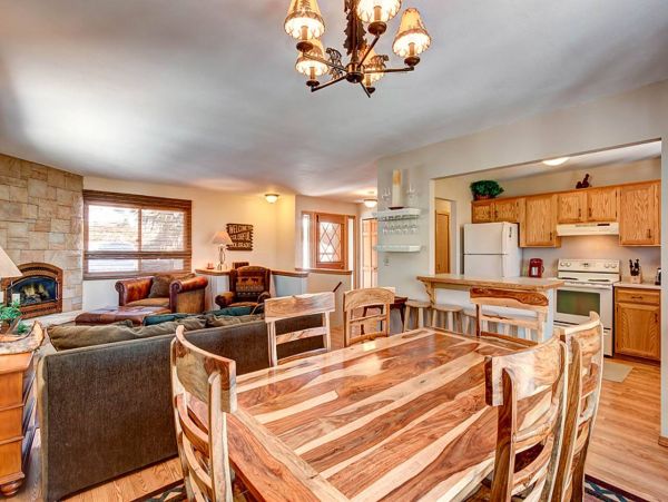 3 plus Den private Mountain Cabin 10 min drive to Main St