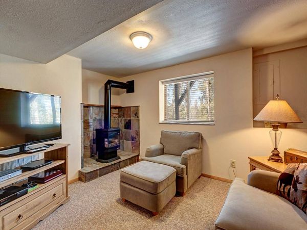 3 plus Den private Mountain Cabin 10 min drive to Main St
