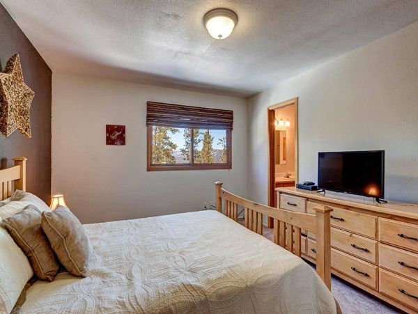 3 plus Den private Mountain Cabin 10 min drive to Main St
