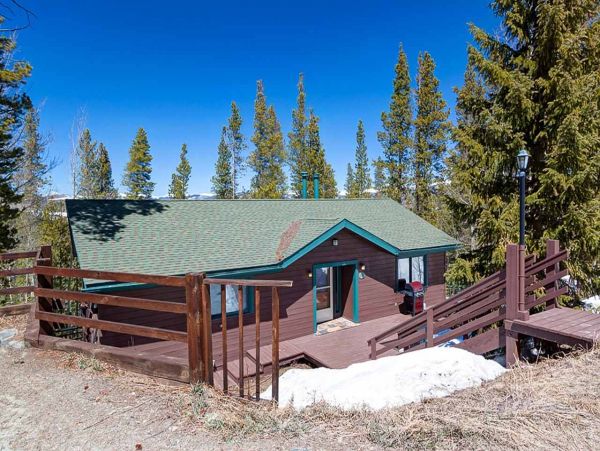 3 plus Den private Mountain Cabin 10 min drive to Main St
