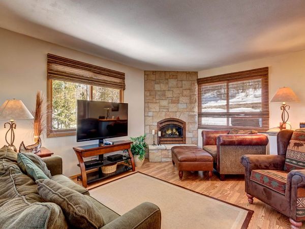 3 plus Den private Mountain Cabin 10 min drive to Main St