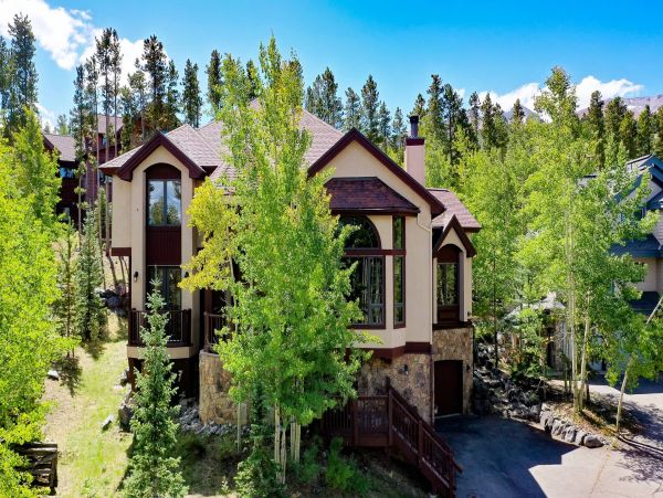 5 Bedroom + Den Luxury private home