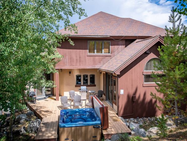5 Bedroom + Den Luxury private home
