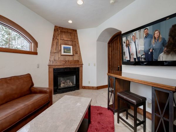 5 Bedroom + Den Luxury private home