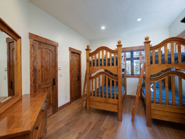 5 Bedroom + Den Luxury private home