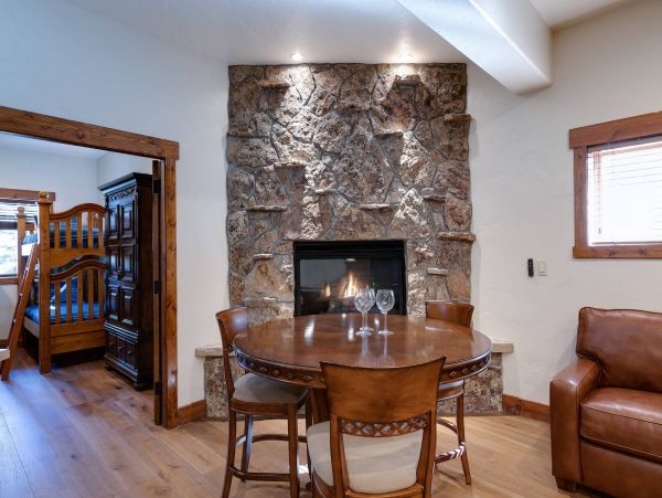 5 Bedroom + Den Luxury private home