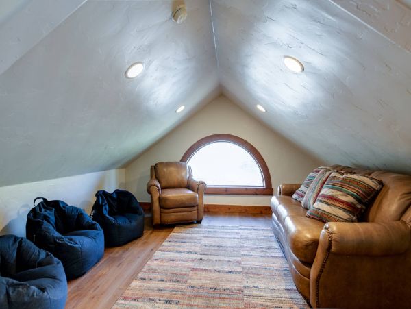 5 Bedroom + Den Luxury private home