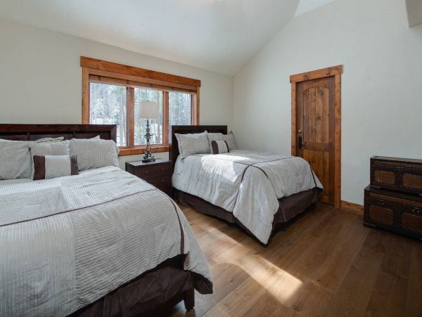 5 Bedroom + Den Luxury private home