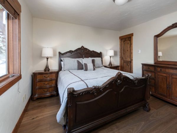 5 Bedroom + Den Luxury private home