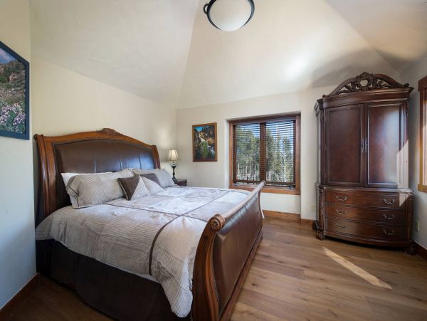 5 Bedroom + Den Luxury private home