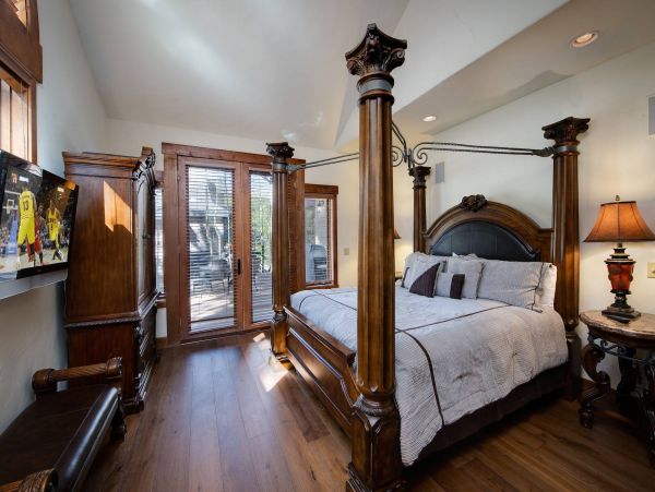 5 Bedroom + Den Luxury private home