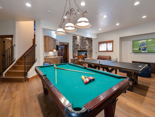 5 Bedroom + Den Luxury private home