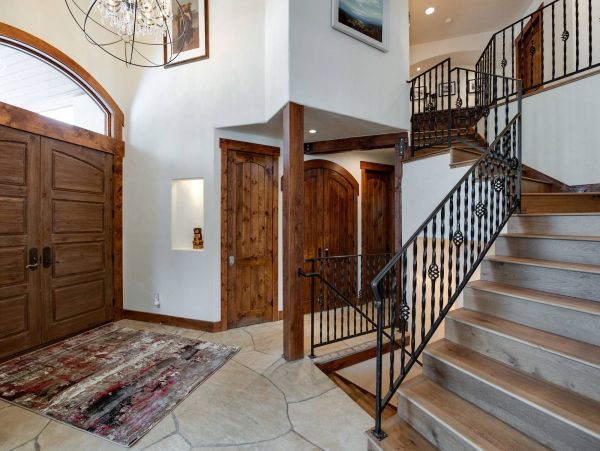5 Bedroom + Den Luxury private home