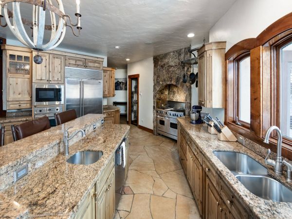 5 Bedroom + Den Luxury private home