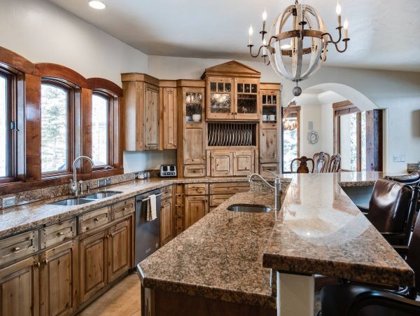 5 Bedroom + Den Luxury private home