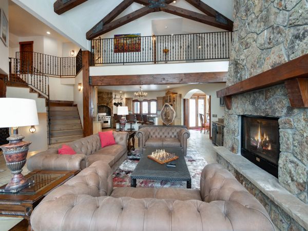 5 Bedroom + Den Luxury private home