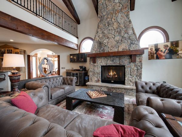 5 Bedroom + Den Luxury private home