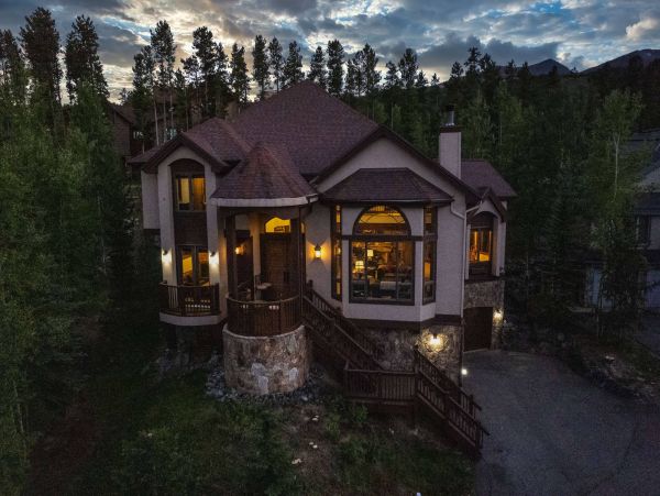 5 Bedroom + Den Luxury private home