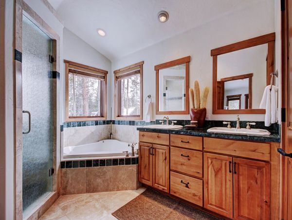 Cozy Cabin for 12 - Five Bedrooms Pets Allowed