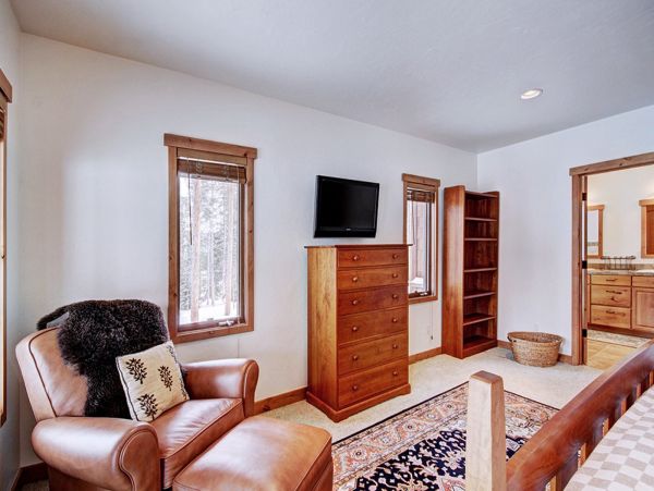 Cozy Cabin for 12 - Five Bedrooms Pets Allowed