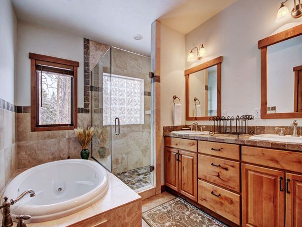 Cozy Cabin for 12 - Five Bedrooms Pets Allowed