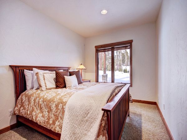 Cozy Cabin for 12 - Five Bedrooms Pets Allowed
