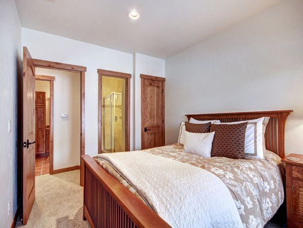 Cozy Cabin for 12 - Five Bedrooms Pets Allowed