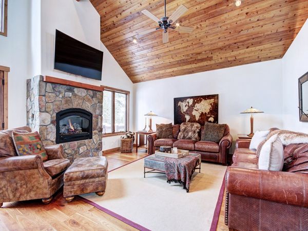 Cozy Cabin for 12 - Five Bedrooms Pets Allowed