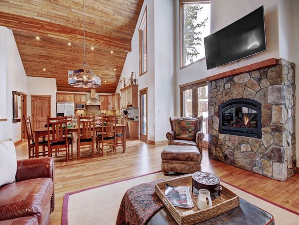 Cozy Cabin for 12 - Five Bedrooms Pets Allowed