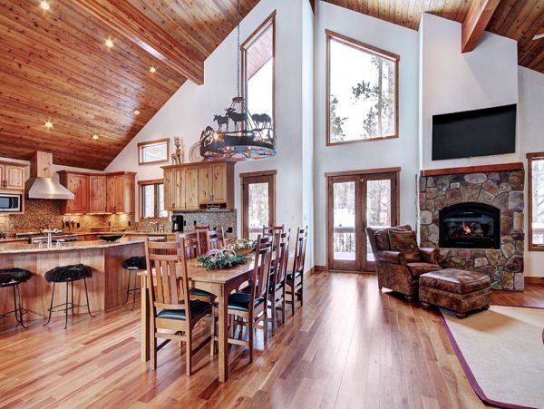 Cozy Cabin for 12 - Five Bedrooms Pets Allowed