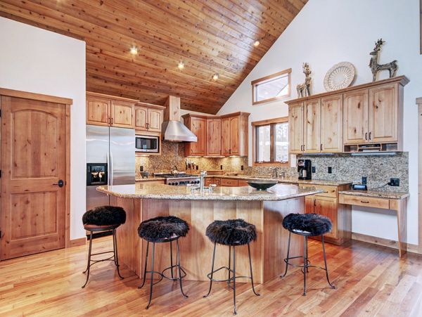 Cozy Cabin for 12 - Five Bedrooms Pets Allowed