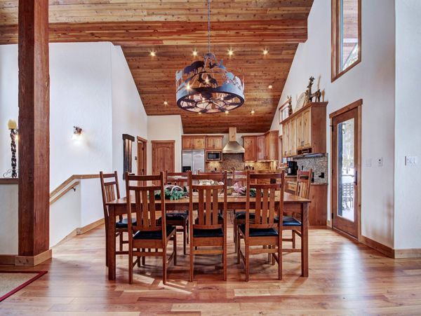 Cozy Cabin for 12 - Five Bedrooms Pets Allowed