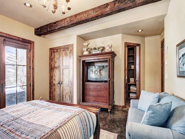 Ski in Ski Out Modern Mountain Home on Snowflake Ski run