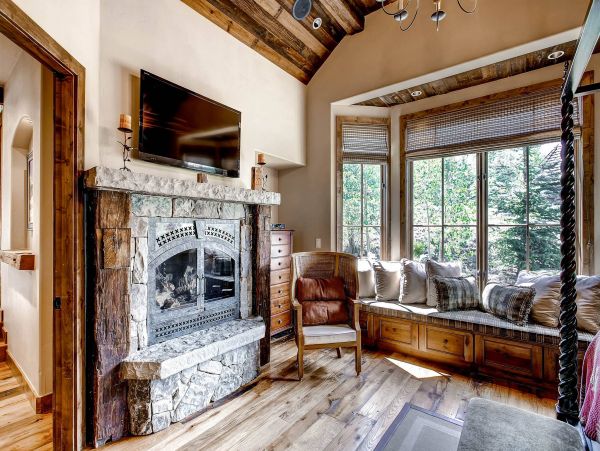 Ski in Ski Out Modern Mountain Home on Snowflake Ski run