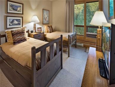 Cozy Four Bedroom with Slope-side Location
