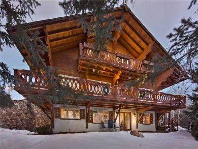 CHARMING CHALET IN STEAMBOAT WITH 6 BEDROOMS AND 4 BATHS
