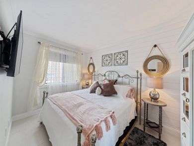 Naples Walk to Beach One Bedroom Vacation Condo