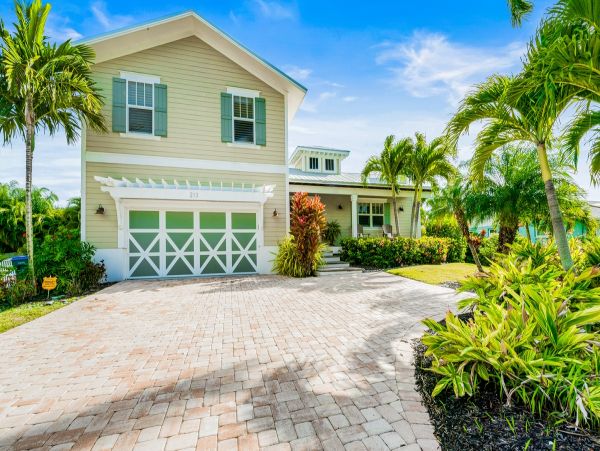 Holmes Beach Four Bedroom Vacation Pool Home Sleeps 8