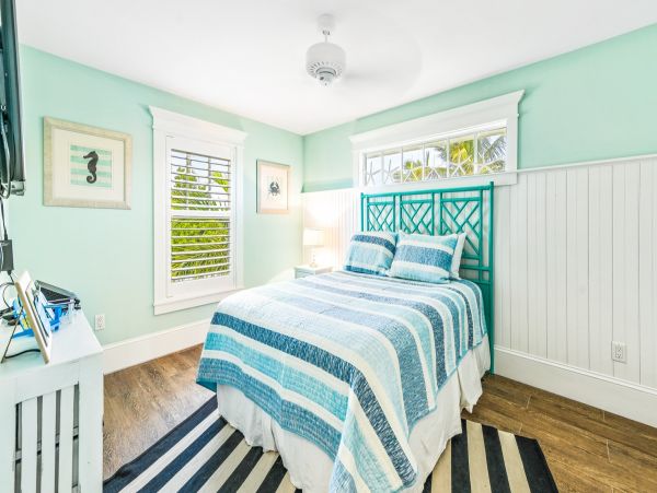 Holmes Beach Four Bedroom Vacation Pool Home Sleeps 8
