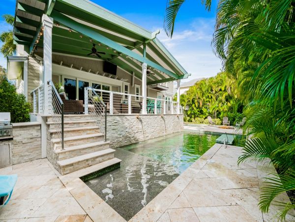 Holmes Beach Four Bedroom Vacation Pool Home Sleeps 8