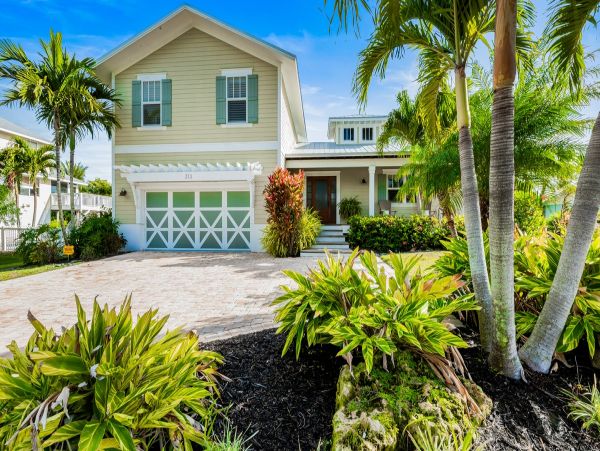 Holmes Beach Four Bedroom Vacation Pool Home Sleeps 8