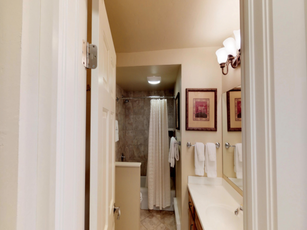 Great Value Vail Four Bedroom Vacation Condo Walk to Lifts
