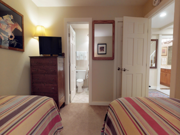 Great Value Vail Four Bedroom Vacation Condo Walk to Lifts